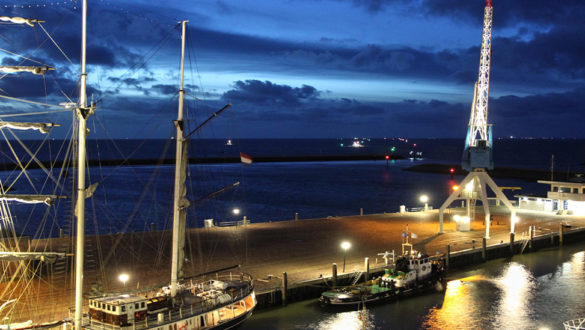 Hafenkran-Harlingen-hafenanlage-night